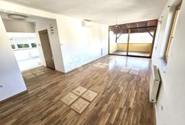 Savršeni penthouse u urbanoj vili na idealnoj lokaciji, Podsljeme, Apartamento