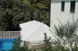 VILA S BAZENOM, PRODAJA, BRAČ, 230 m2 NA PARCELI OD  722 m2, Supetar, Famiglia