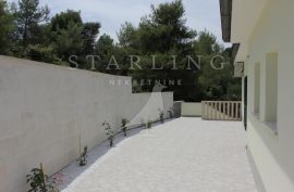 VILA S BAZENOM, PRODAJA, BRAČ, 230 m2 NA PARCELI OD  722 m2, Supetar, بيت