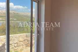 APARTMANI U NOVOGRADNJI S GALERIJOM I VRTOM, 160 m OD MORA, PAG, Pag, Διαμέρισμα