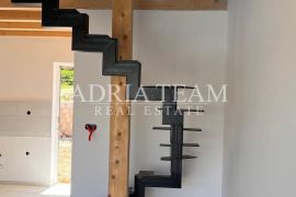 APARTMANI U NOVOGRADNJI S GALERIJOM I VRTOM, 160 m OD MORA, PAG, Pag, Διαμέρισμα