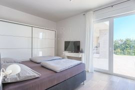 NAJAM, KUĆA S BAZENOM, ŠTINJAN, 140 m2, Pula, Maison