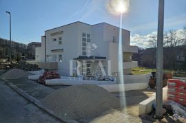 SNIŽENO-Gračani Stan 137 m2,3S+DB,balkon,terasa,garaža, Apartamento