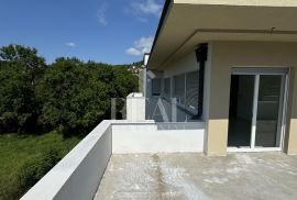 Gračani Stan 137 m2,3S+DB,balkon,terasa,garaža, شقة