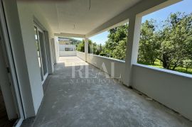 Gračani Stan 247 m2,4S+DB,balkon,terasa,garaža, Flat