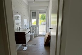 Gračani Stan 237 m2,4S+Db,balkon,terasa,garaža, Appartamento