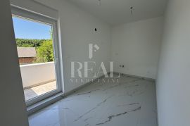 Gračani Stan površine 168 m3,3S+DB,balkon,terasa ,garaža, Appartamento