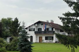 Zagreb okolica obiteljska kuća sa lijepom okućnicom!, Dubrava, House