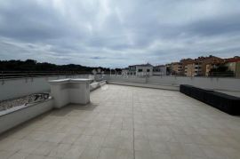 Prekrasan stan s krovnom terasom i pogledom na more u Premanturi, Medulin, Appartamento