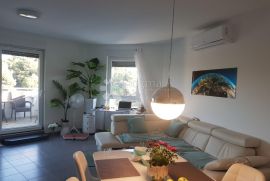 Prekrasan stan s krovnom terasom i pogledom na more u Premanturi, Medulin, Appartement