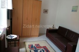 Zemun, Stan sa dvorištem, Zemun, Flat