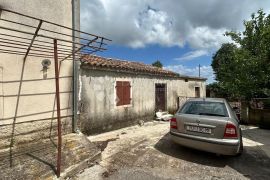 Kuća za Renovaciju s Građevinskim Zemljištem - Barban, Barban, House