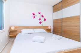 CRIKVENICA - APARTMAN U PRIZEMLJU 150 M OD MORA, Crikvenica, Apartamento