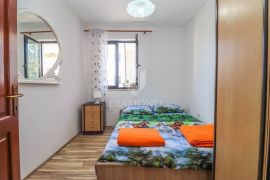 Dva stana sa potencijalom u blizini centra Pule, Wohnung