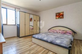 Dva stana sa potencijalom u blizini centra Pule, Διαμέρισμα