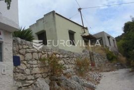 Drvenik Veliki, građevinsko zemljište 619 m2, s dva manja objekta, Trogir - Okolica, Zemljište