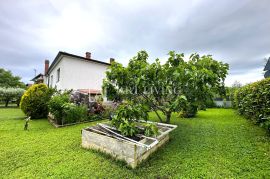 Istra, Umag, okolica - prostrana samostojeća kuća sa velikom uređenom okućnicom, Umag, Casa