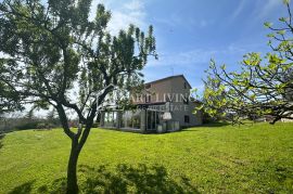 Istra, Novigrad, okolica - imanje od 10.000 m2 sa prostranom kućom u istraskom stilu, Novigrad, Haus