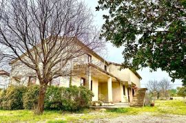 Istra, Umag, okolica - samostojeća kuća s puno potencijala nedaleko od Umaga, Umag, Famiglia