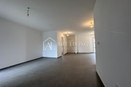 Umag - okolica, prelijep stan u prizemlju na atraktivnoj lokaciji  samo 150 m od mora, Umag, Appartement