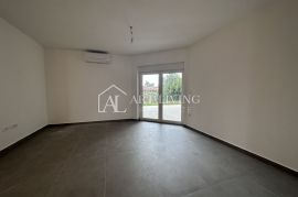 Umag - okolica, prelijep stan u prizemlju na atraktivnoj lokaciji  samo 150 m od mora, Umag, Appartment