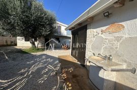 Umag, okolica - šarmantna kuća puna potencijala na 150 metara od mora, Umag, Famiglia