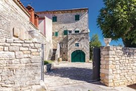 Istra, unutrašnjost, autohtona kamena istarska vila s bazenom, Rovinj, Famiglia