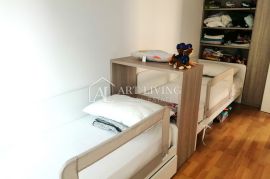 Umag, okolica, atraktivan stan s galerijom na samo 100 metara od mora - TOP NEKRETNINA!!, Umag, Apartamento