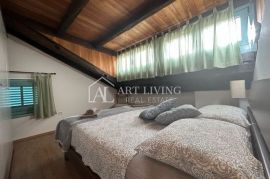 Istra, Poreč, okolica - dvosobni stan u mansardi sa korištenjem privatnog bazena, Poreč, Wohnung