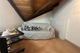 Istra, Poreč, okolica - dvosobni stan u mansardi sa korištenjem privatnog bazena, Poreč, Wohnung