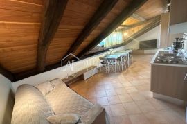 Istra, Poreč, okolica - dvosobni stan u mansardi sa korištenjem privatnog bazena, Poreč, Apartamento