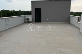 Poreč - okolica, atraktivan stan na 1 katu sa krovnom terasom površine 90 m2 s pogledom na more, Poreč, Appartment