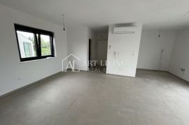 Poreč - okolica, atraktivan stan na 1 katu sa krovnom terasom površine 90 m2 s pogledom na more, Poreč, Wohnung