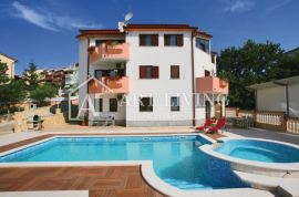 Pula - okolica, apartmanska kuća s bazenom 800 metara od mora, Pula, Casa