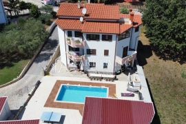 Pula - okolica, apartmanska kuća s bazenom 800 metara od mora, Pula, Famiglia