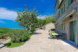 Buje-okolica, prekrasna vila u istarskom stilu sa otvorenim pogledom i bazenom, Buje, Дом