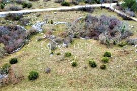 Oprtalj, lijepo poljoprivredno zemljište 10 200 m2, Oprtalj, Land