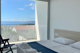 OTOK KRK, GRAD KRK - Moderna vila s dva stana i 2 bazena, Krk, Haus