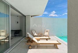 OTOK KRK, GRAD KRK - Moderna vila s dva stana i 2 bazena, Krk, House