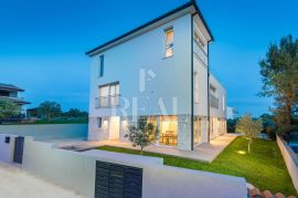 Fažana moderna villa 360m2 sa panoramskim pogledom na more !, Fažana, Haus