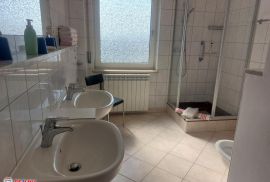 ISTRA, UMAG, APARTMANSKA KUĆA SA LIJEPOM OKUĆNICOM I POGLEDOM NA MORE, Umag, Haus