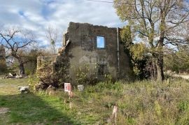 ISTRA, LABIN - Ruševina na traženoj lokaciji, 10 minuta pješke od centra grada, Labin, Casa