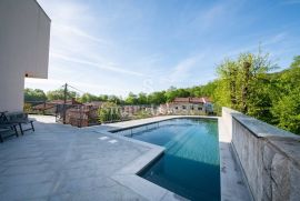 MATULJI, prekrasna samostojeća kuća od 420 m2 s bazenom i garažom, Matulji, Famiglia