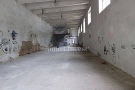 RIJEKA - CENTAR, prodaje se hala od 10.000 m2, Rijeka, Propriété commerciale