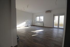 STAN U NOVOGRADNJI 3S+DB SA VELIKOM TERASOM!, Rijeka, Appartment