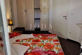 Malinska – apartman u visokom prizemlju u blizini plaže, Malinska-Dubašnica, Appartamento