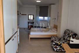 Malinska – apartman u visokom prizemlju u blizini plaže, Malinska-Dubašnica, Appartement