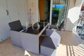 Malinska – apartman u visokom prizemlju u blizini plaže, Malinska-Dubašnica, شقة