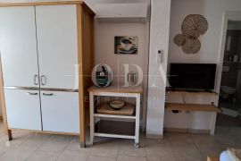 Malinska – apartman u visokom prizemlju u blizini plaže, Malinska-Dubašnica, Appartment