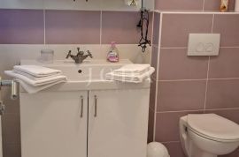 Malinska – apartman u visokom prizemlju u blizini plaže, Malinska-Dubašnica, Flat